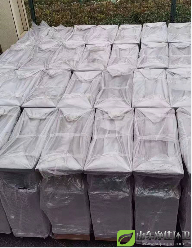 不锈钢本身耐空气、蒸汽、水等弱腐蚀介质和酸、碱、盐等化学浸蚀性介质腐蚀，所以不锈钢垃圾桶耐用性高加上外面的烤漆工艺使得垃圾桶的防腐能力更加强。  烤漆工艺是将户外粉末通过高压静电设备充电，在电场的作用下，将涂料喷涂到金属垃圾桶的表面，粉末会被均匀地吸附在工件表面，形成粉状的涂层；而粉状涂层经过高温烘烤后流平固化，颗粒会融化成一层致密的效果各异的最终保护涂层；牢牢附着在垃圾桶表面，具有防腐防锈的特点.  一、不粘性：几乎所有物质都不与特氟龙涂膜粘合。很薄的膜也能显示出很好的不粘附性能。   二、耐热性：特氟龙涂膜具有优良的耐热和耐低温特性。短时间可耐高温到300℃，一般在240℃~260℃之间可连续使用，具有显著的热稳定性，它可以在冷冻温度下工作而不脆化，在高温下不融化。   三、滑动性：特氟龙涂膜有较低的摩擦系数。负载滑动时摩擦系数产生变化，但数值仅在0.05-0.15之间。   四、抗湿性：特氟龙涂膜表面不沾水和油质，生产操作时也不易沾溶液，如粘有少量污垢，简单擦拭即可清除。停机时间短，节省工时并能提高工作效率。   五、耐磨损性：在高负载下，具有优良的耐磨性能。在一定的负载下，具备耐磨损和不粘附的双重优点。   六、耐腐蚀性：特氟龙几乎不受药品侵蚀，可以保护零件免于遭受任何种类的化学腐蚀。  所以这款不锈钢烤漆垃圾桶更防腐，耐腐蚀，更坚固，使用时间更长久不易损坏。